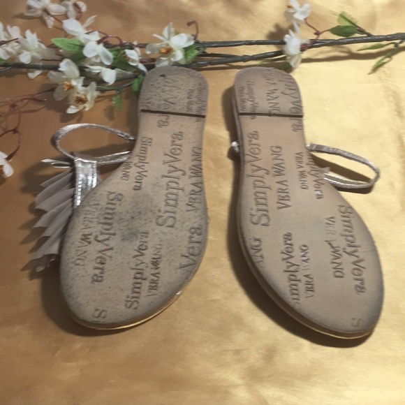 🎉Host Pick🎉 VERA WANG SANDALS - Picture 2 of 6
